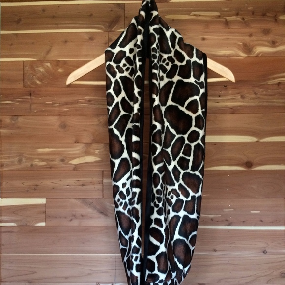 Boutique Accessories - Giraffe-Print Velour Infinity Scarf